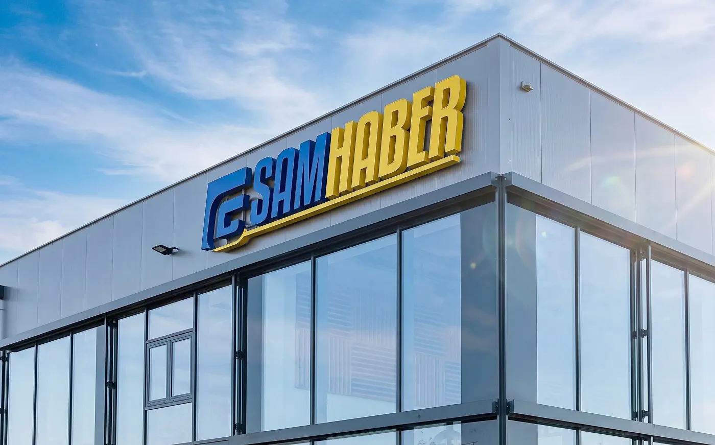 Das neue Unternehmensbranding für Samhaber mit harmonischer Farbgebund und klarer Typhographie