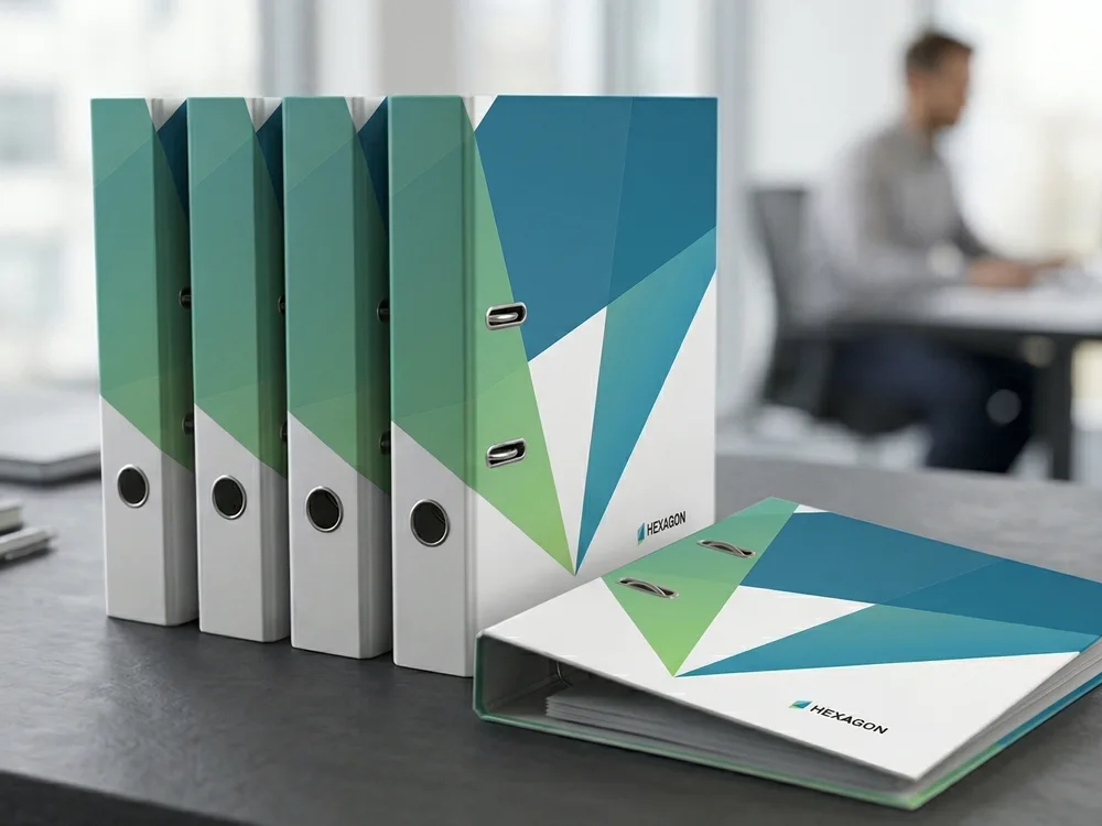 Hochwertige Aktenordner mit Radoösen und einseitig individuellem Aufdruck, realisiert mit stabiler 2-Hebel-Mechanik für den Büroalltag.