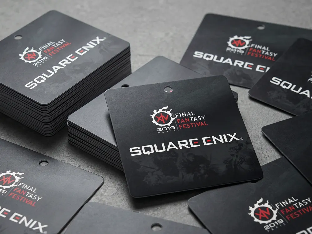 Individuell bedruckte Plastikkarten im Sonderformat als hochwertige Zugangsausweise für Festivals und VIP-Bereiche, realisiert in Oberösterreich.