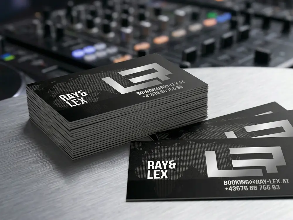 Hochwertige Businesscards auf 400g/m² starkem Bilderdruckkarton für alle Branchen drucken, auch als Klappkarten für mehr Platz für Informationen.