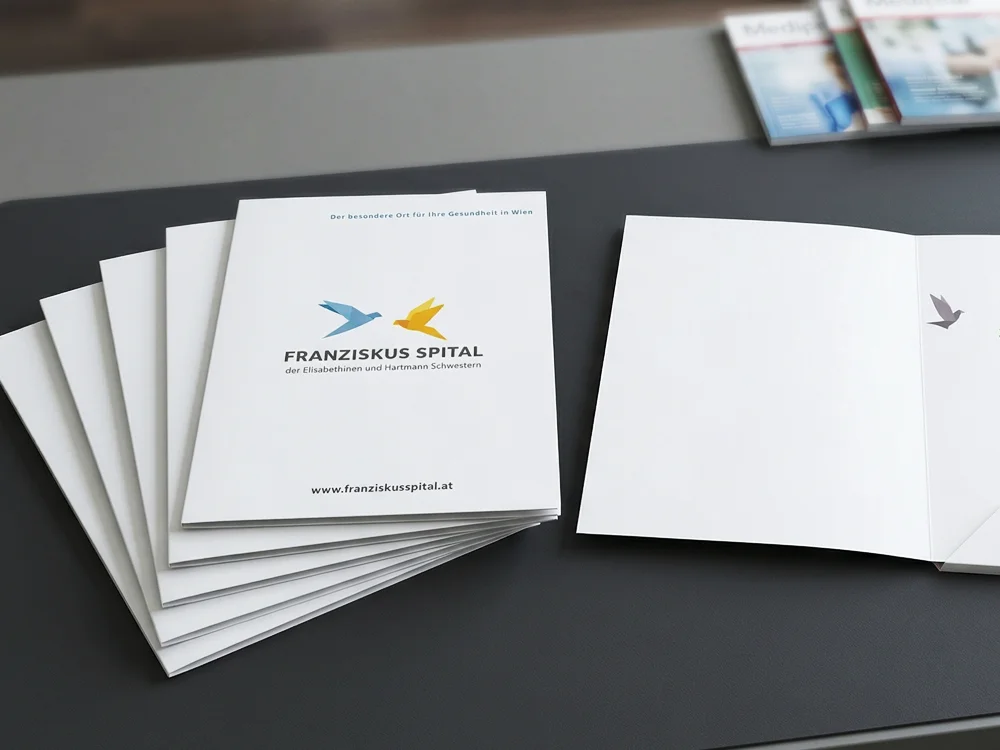 Hochwertige Spitalsmappen im brillanten 4c Offsetdruck individuell bedruckt, mit 10mm Füllhöhe für umfangreiche Patientenunterlagen.