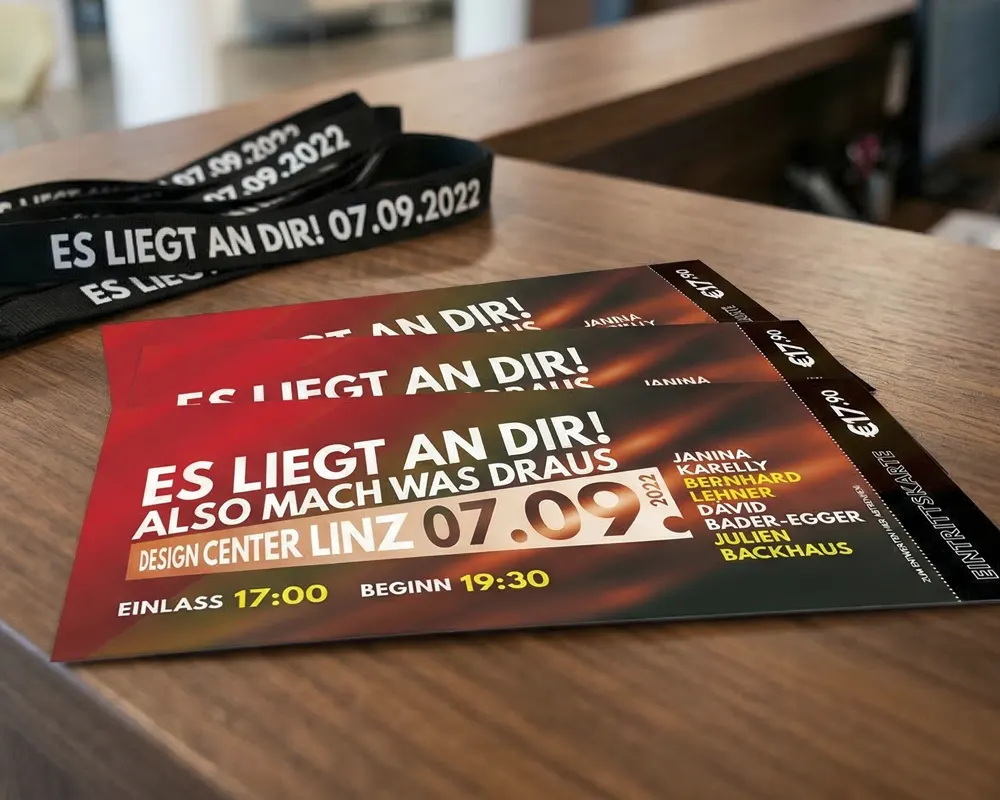 Professionelle Event-Tickets gedruckt auf 300g/m² Premium Offsetkarton mit Perforation für ein Business Event im Design Center Linz.