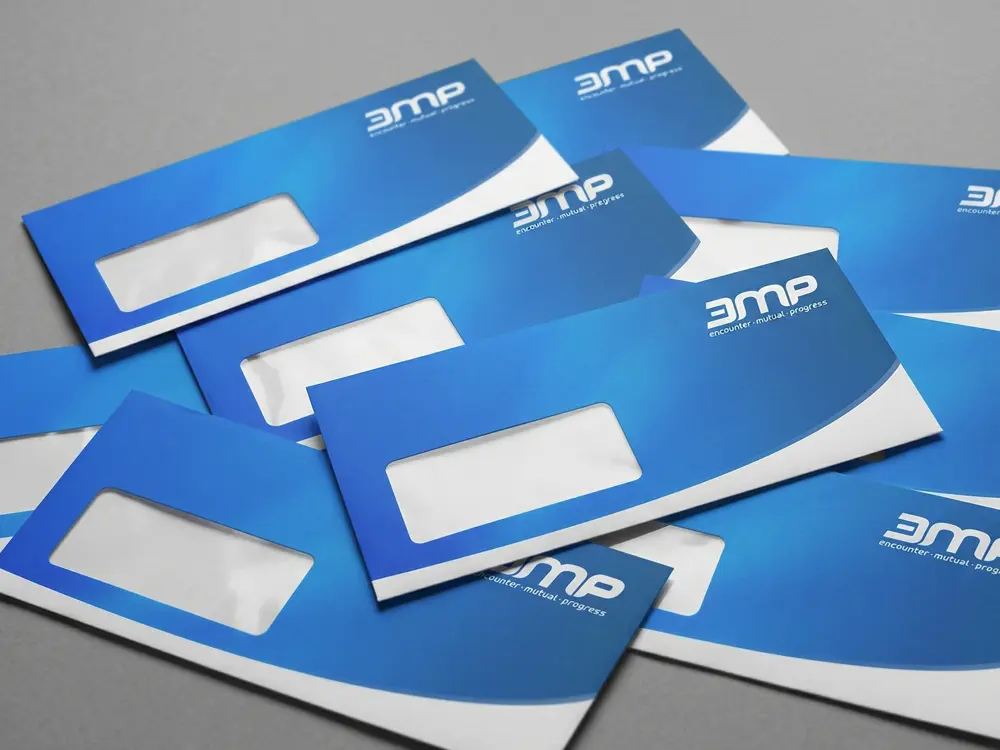 Beidseitig bedruckte Briefumschläge im Firmenbranding für optimale Werbewirkung auch im Postversand.