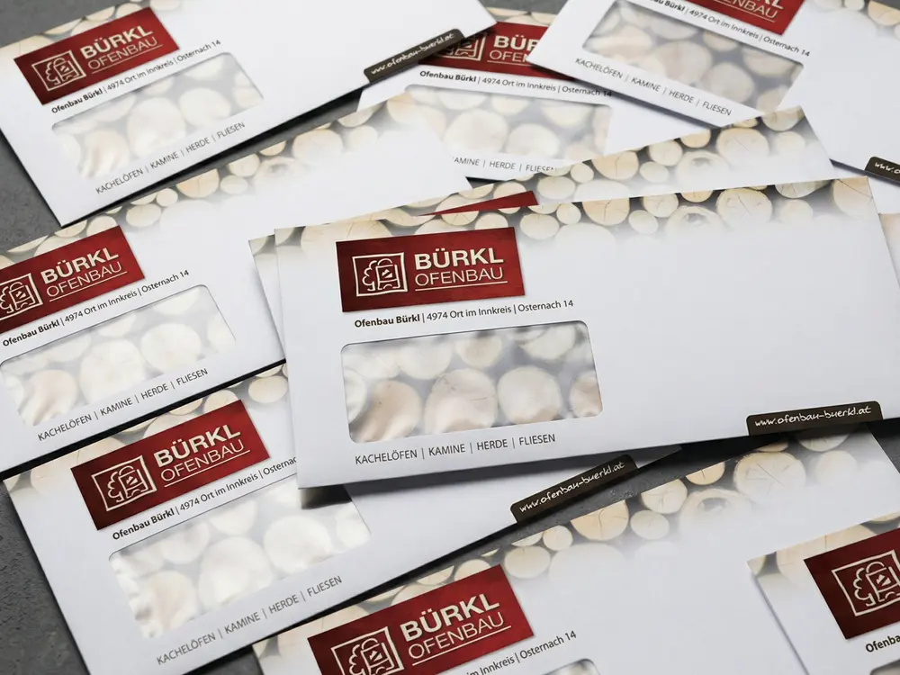 Individuell bedruckte Versandkuverts für Unternehmen im hochwertigen 4c Digitaldruck, realisiert auf 90g/m² Offsetpapier.