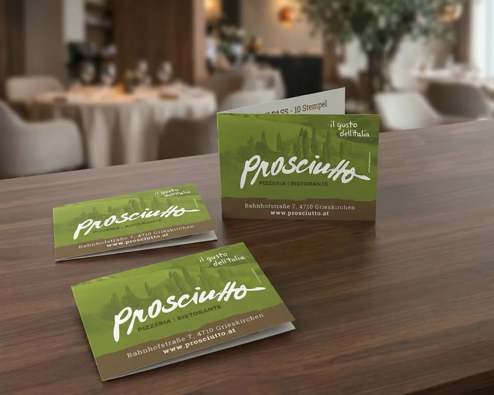 Professionelle Stempelkarten im Querformat, gedruckt auf hochwertigem, mattem Bilderdruckpapier.