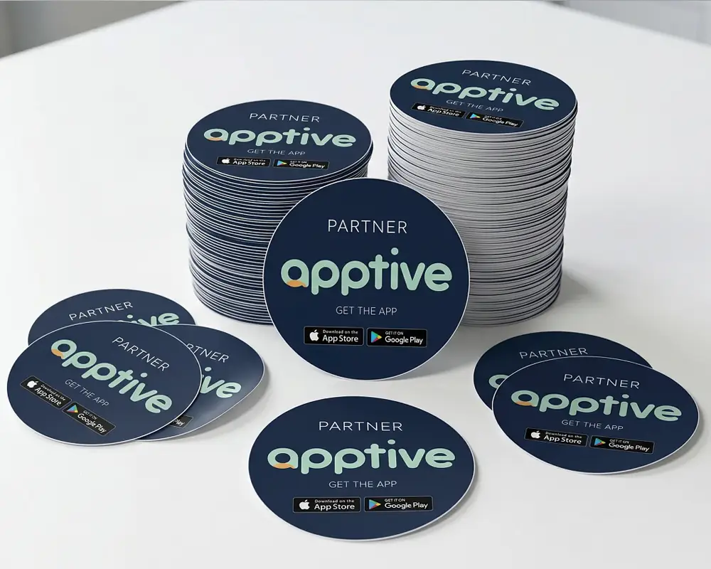 Apptive Sticker, gedruckt auf transparenter PVC-Folie. Wetterfeste Outdoor-Aufkleber für moderne Markenkommunikation im Freien.
