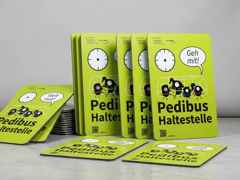 Langlebige, wetterfeste Hinweisschilder aus hochwertigen Aluverbundplatten mit UV-Direktdruck in Freiform nach individueller Wunschkontur gefertigt.