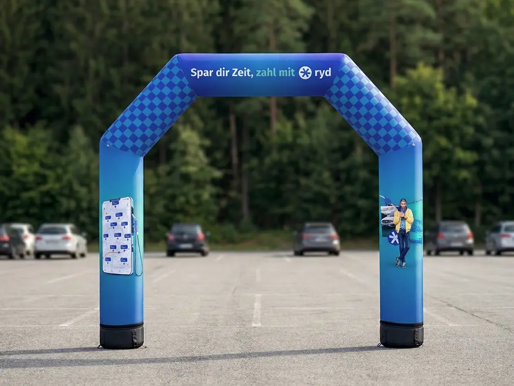 Individuell bedruckte Torbögen der ECO-Serie mit moderner LED-Beleuchtung und integriertem Akku, realisiert für ryd one in Österreich.