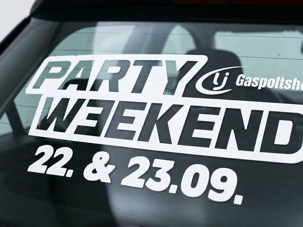 Individuell geplottete Heckscheibenaufkleber in verschiedenen Farben für Events und Veranstaltungen, realisiert mit hochwertiger, langhaltender Oracal Folie.