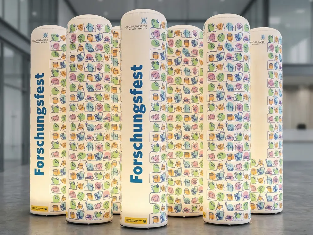 Werbesäulen BASIC mit integriertem Beleuchtungsset und Dauergebläse, gefertigt als stabile Outdoor-Lichtsäulen für Großveranstaltungen und Messen.