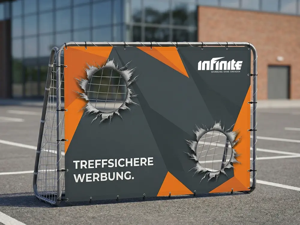 Komplettsystem mit Fußballtor und hochwertiger, individuell bedruckter Torschussplane aus Premium-Polyestergewebe für Langzeiteinsatz auf Events und Messen.