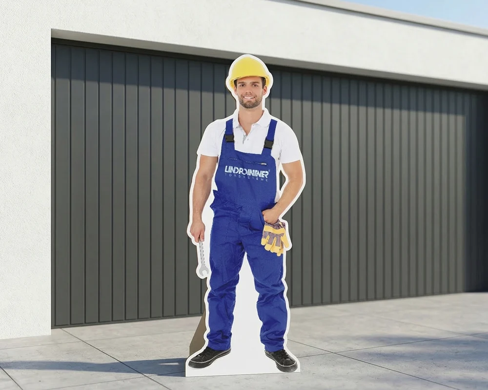 Lebensgroße Pappkameraden als Bauarbeiter für Lindpointner Torsysteme – Robuste Werbeaufsteller für den Point of Sale in Österreich bestellen.