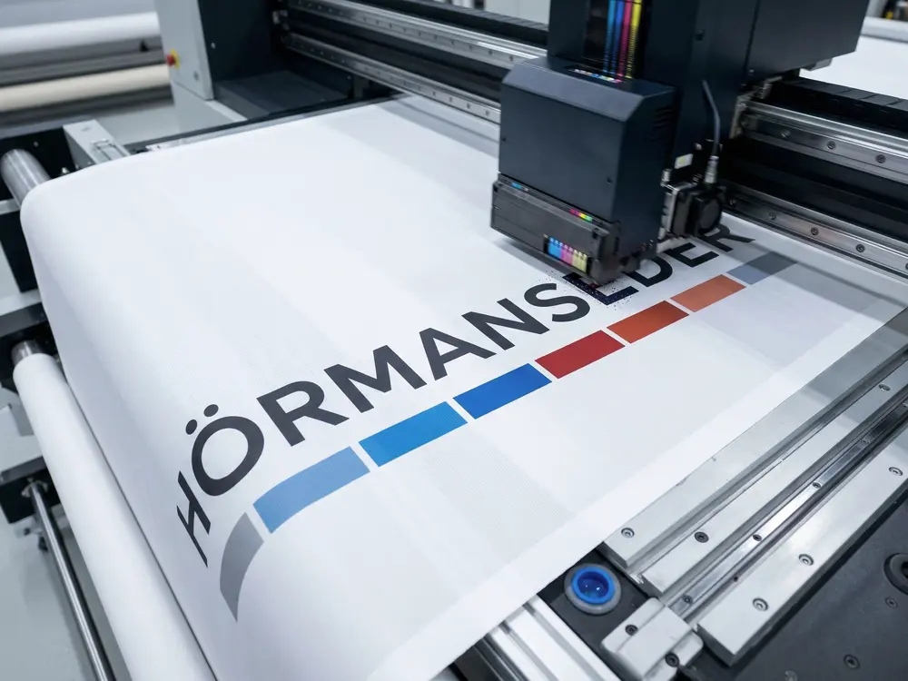 Produktion und Druck von individuell bedruckten Auslegerfahnen und Knatterfahnen für Gewerbe und Unternehmen in randscharfer Qualität.