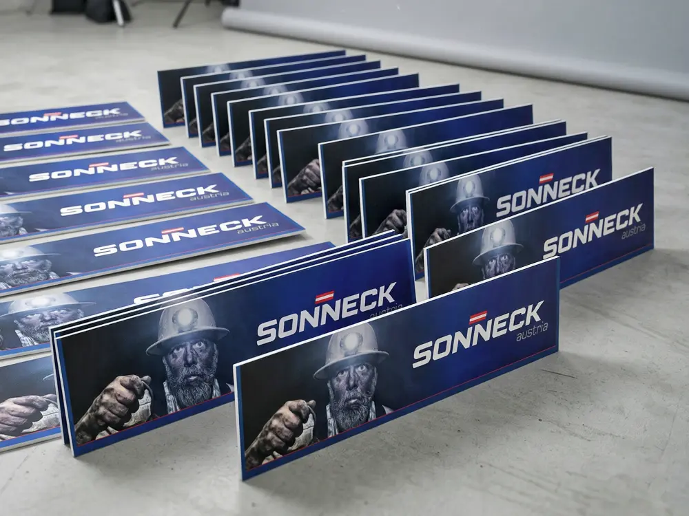 Hochwertige Verkaufsschilder mit vollflächigem Druck auf Polystyrolplatten, ideal für den Handel, POS-Aktionen und Produktpräsentationen.