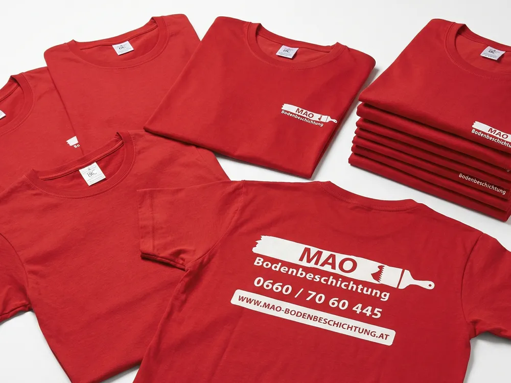 Extrem strapazierfähiges Firmenbranding auf hochwertigen Arbeitsjacken, realisiert durch DTF-Technologie für lange Beständigkeit im harten Berufsalltag.