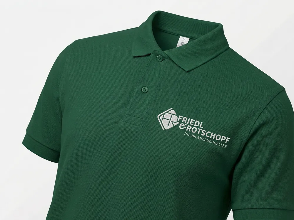 Mitarbeiter-Polos mit Firmenlogo besticken lassen für einen einheitlichen Team-Look mit maximaler Waschbeständigkeit und edlem 3D-Finish. 