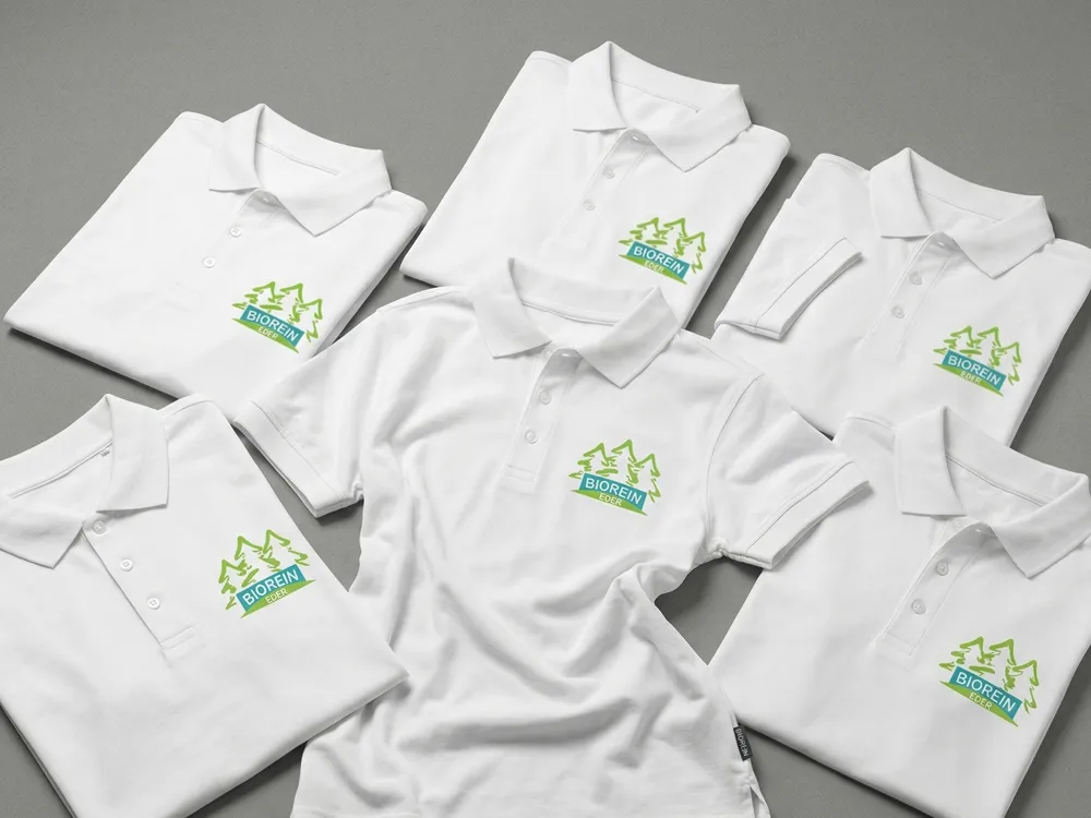 Individuelles Branding auf Corporate Fashion aus atmungsaktivem Polyestergewebe, technisch präzise umgesetzt für ein einheitliches und professionelles Erscheinungsbild.