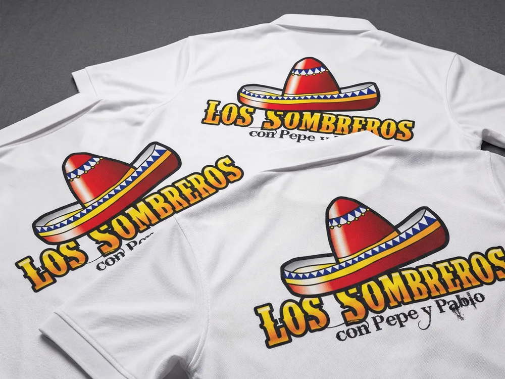 Hochauflösende, vollfarbige Werbemotive auf Merchandising-Shirts für den Musik- und Eventbereich, gedruckt mittels moderner Sublimationstechnik für brillante Farbtreue.