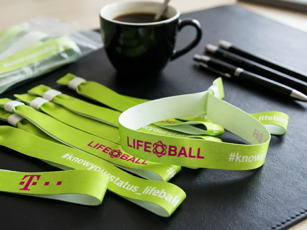 Hochwertige bedruckte Stoff-Einlassbänder aus Polyestergewebe mit weißem Fast-Lock-Verschluss und Premium-Look für Events, Galas und Business-Events.