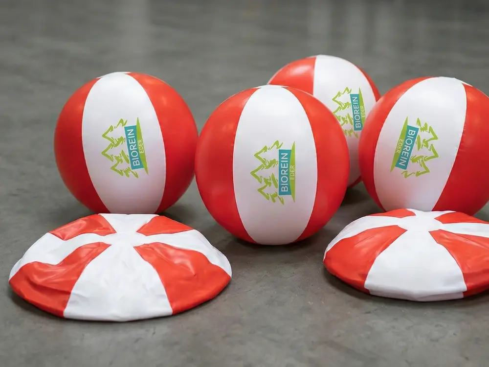 Klassische Wasserbälle mit 28cm Durchmesser in vielen verschiedenen Farben bedrucken lassen für Hotels, Clubs und Beach-Events.