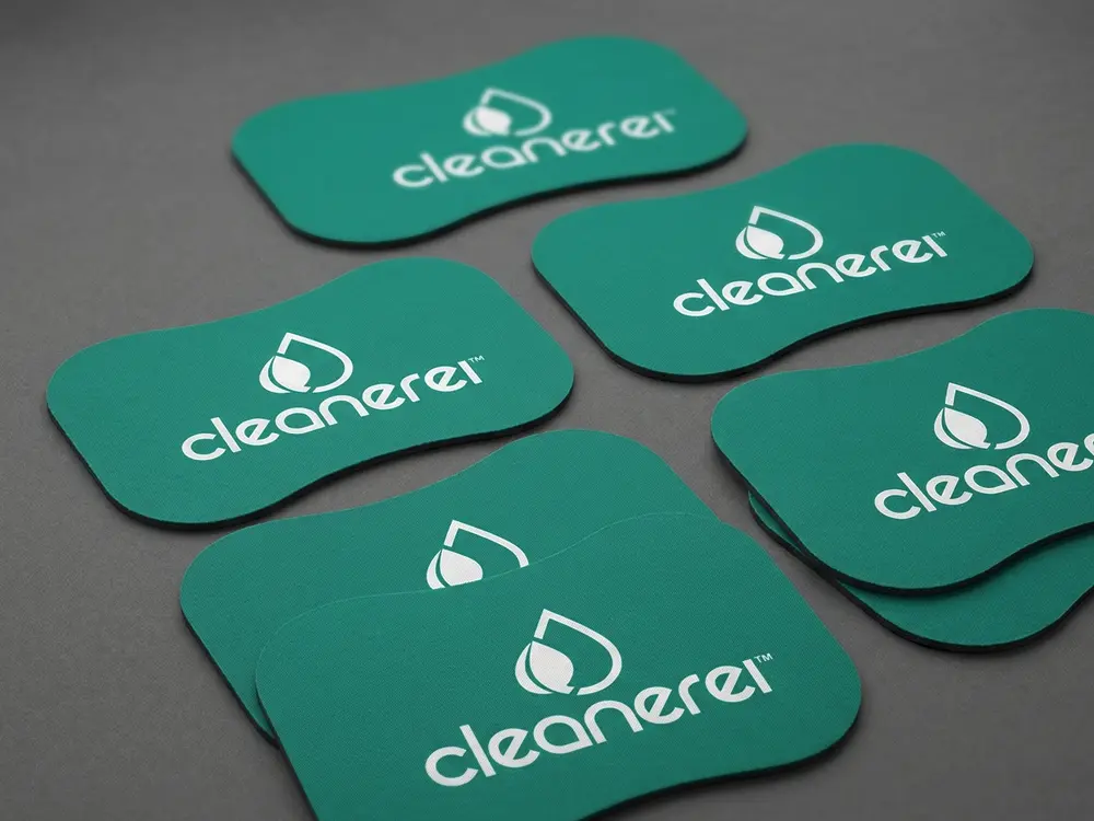 Individuelle Mousepads in Freiform oder Wunschformat mit individuellem Aufdruck im Firmendesign für ausgefallene Schreibtischwerbung.