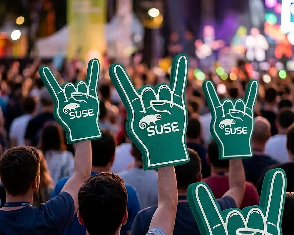 Individuell bedruckte Schaumstoffhände mit Logoaufdruck in Österreich bestellen – Ideal als Fanartikel und Werbeartikel für Events.