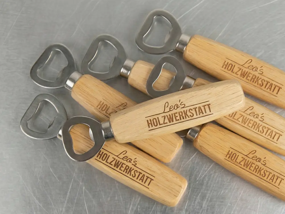 Hochwertige Flaschenöffner aus Holz mit Logo-Branding - der nachhaltige Bieröffner mit individueller Lasergravur.