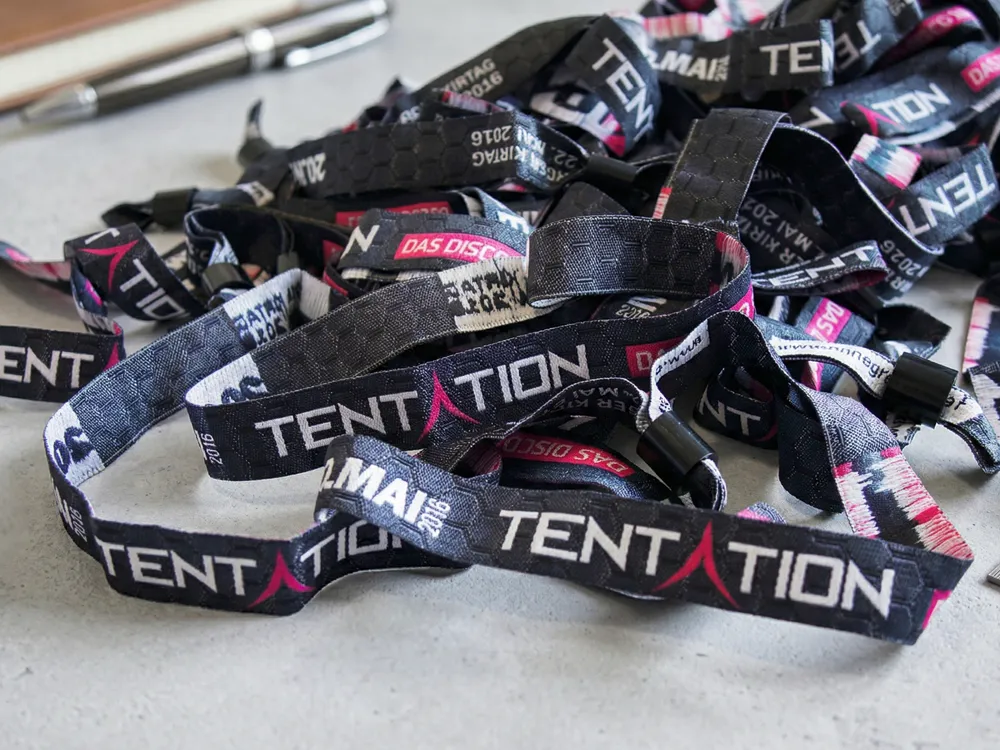 Gewebte Stoff-Kontrollbänder mit bis zu 8 Einwebfarben zur stylischen Einlasskontrolle für Veranstaltungen, Festivals und Messen.