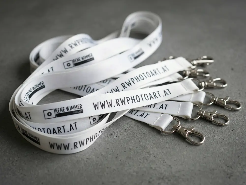 Merchandising-Lanyards im individuellen Firmendesign oder mit Logoaufdruck günstig bestellen, gefertigt aus nachhaltigem Recycling-PET.