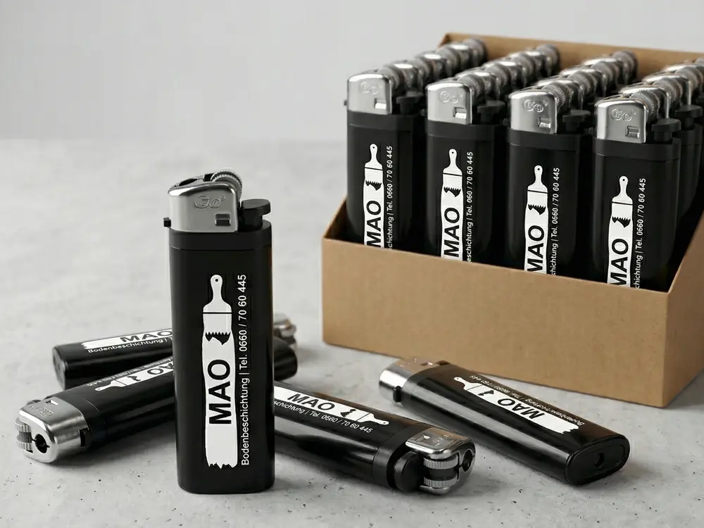 Günstige Reibradfeuerzeuge mit einseitig einfärbigem Aufdruck, der bewährte Klassiker unter den Werbefeuerzeugen für hohe Stückzahlen.