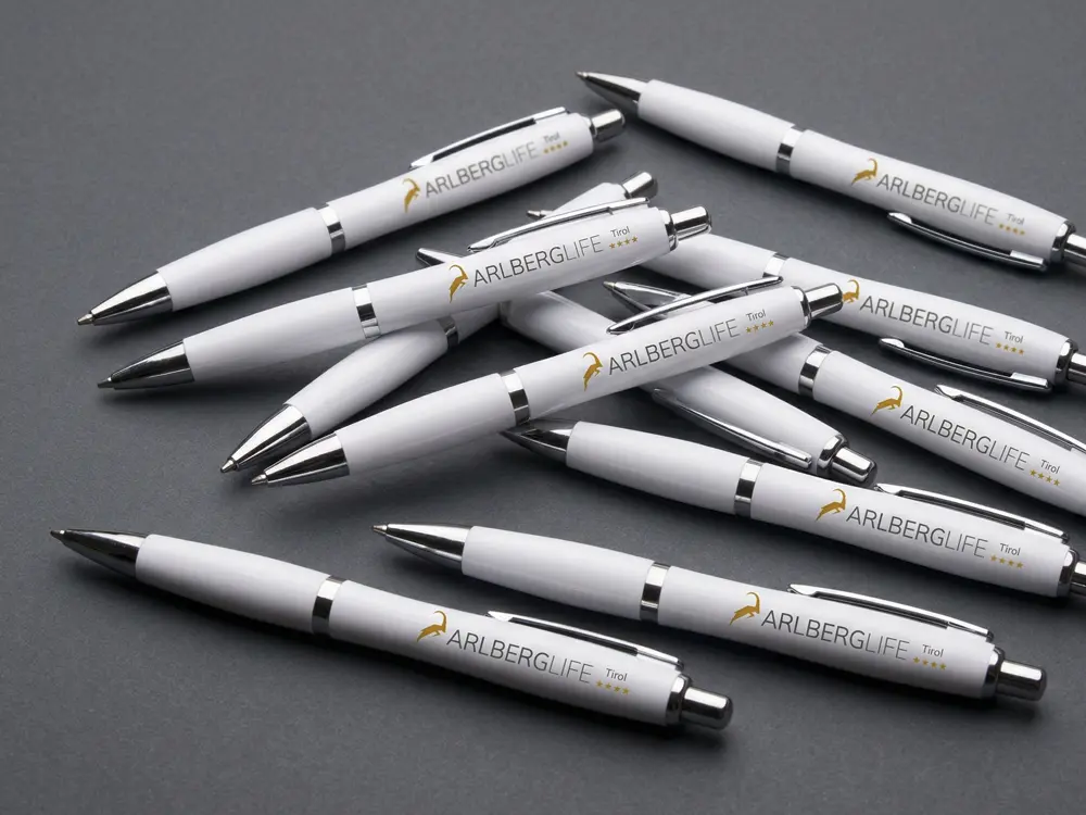Günstige Werbekugelschreiber aus Kunststoff in zahlreichen Farbkombinationen mit ergonomischer Form und individuellem Branding als klassisches Give-Away für Events und Messen.