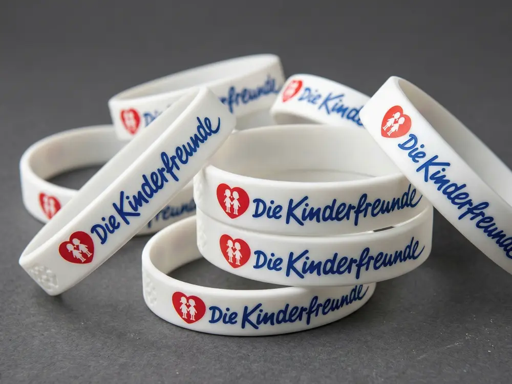 Farbechte Silikonarmbänder mit hochwertigem 2-farbigem Werbeaufdruck für Gäste und Besucher mit abgerundeten Kanten für hohen Tragekomfort.