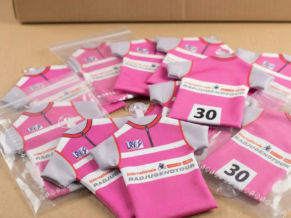 Mini-Trikots für Radsport-Vereine im individuellen Vereins-Look, gefertigt aus 100% Polyester inklusive integriertem Mini-Kleiderbügel mit Saugnapf.