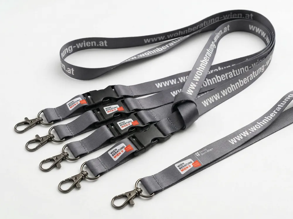 Farbige Schlüsselbänder mit hochwertigem Aufdruck, Steckschnalle und Befestigungskarabiner als funktionales Kundengeschenk für Unternehmen.