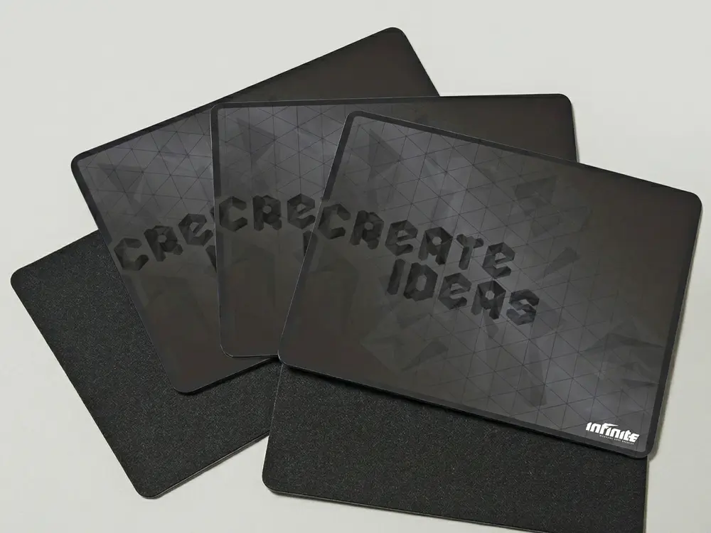 Günstige Mousepads mit Kunststoffoberfläche und abgerundeten Ecken in vielen gängigen Formaten für eine dauerhafte Markenpräsenz am Schreibtisch.