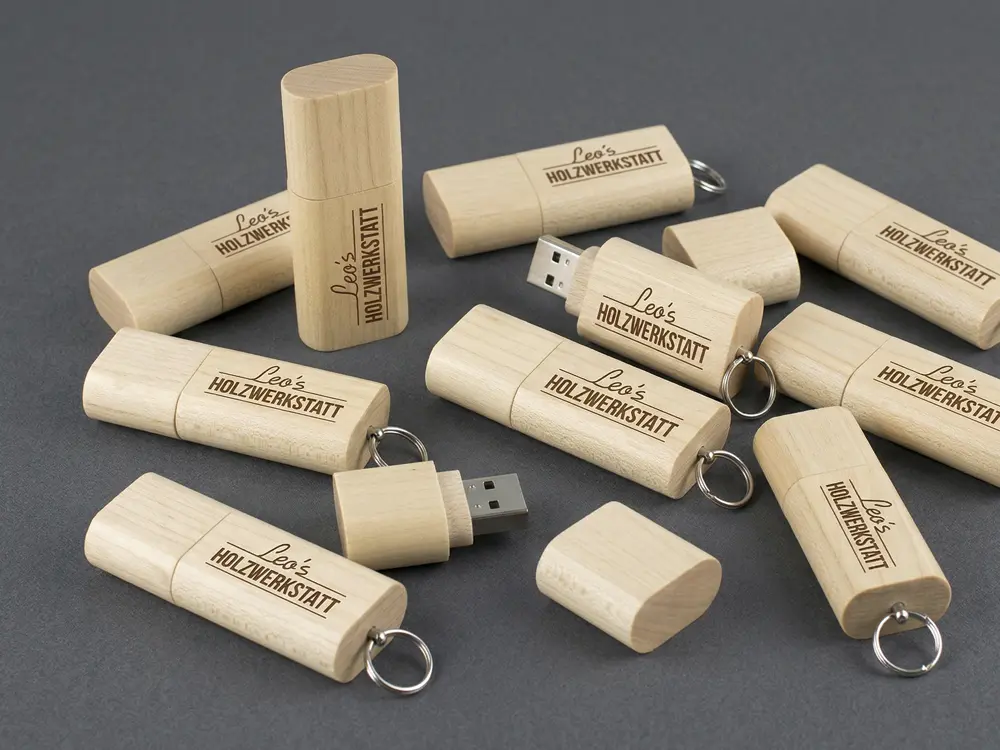 Nachhaltige USB-Sticks ECO aus echtem Ahornholz mit präziser Lasergravur und magnetischer Verschlusskappe für ein wertiges haptisches Feedback.