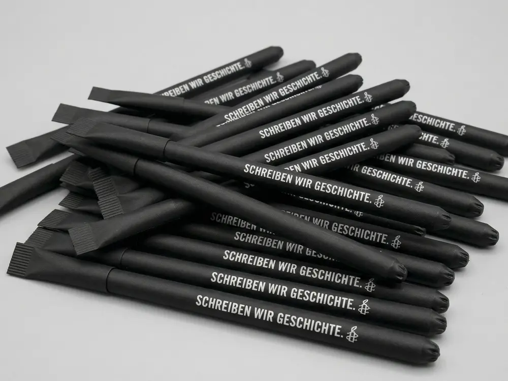 Nachhaltige Kugelschreiber ECO aus recyceltem Papier in verschiedenen Farben mit individuellem Tampondruck auf dem Schaft für grüne Werbebotschaften.
