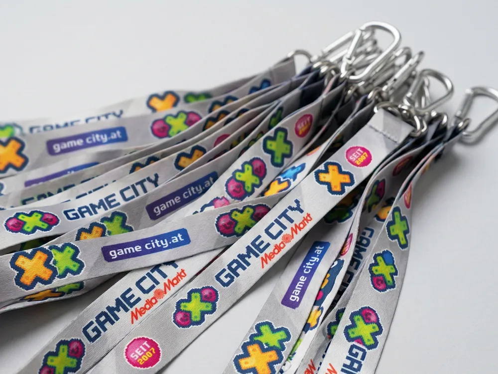 Beidseitig vollflächig bedruckte Lanyards mit Standard-Karabiner als Besucher-Giveaway für Events und Messen mit brilliantem Farbdruck.