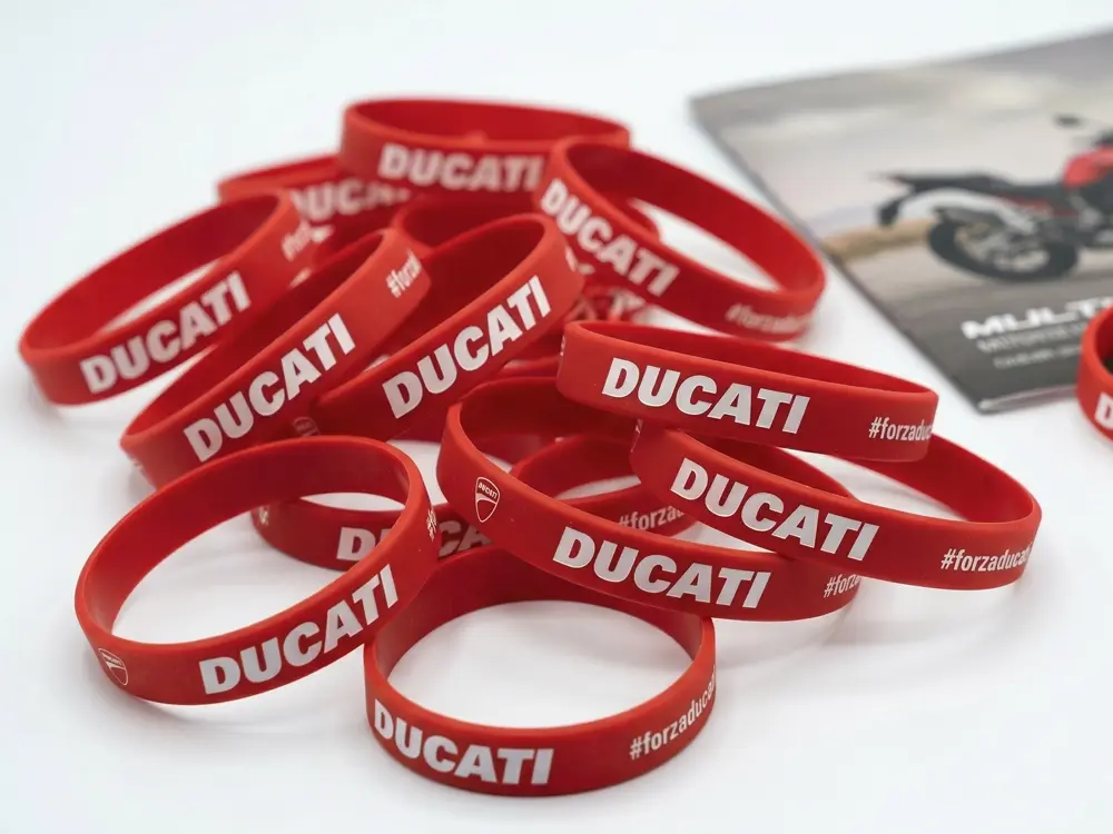 Preiswerte, reißfeste Silikonarmbänder mit individuellem Branding für Events und Veranstaltungen als langlebige Alternative zu Papierbändern.