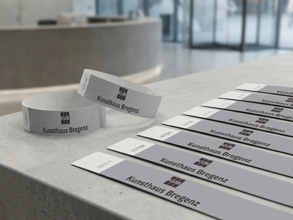Tyvekkontrollbänder in Sonderfarben mit individuellem Werbemotiv und Nummerierung für die günstige Einlasskontrolle bei Events und Messen.