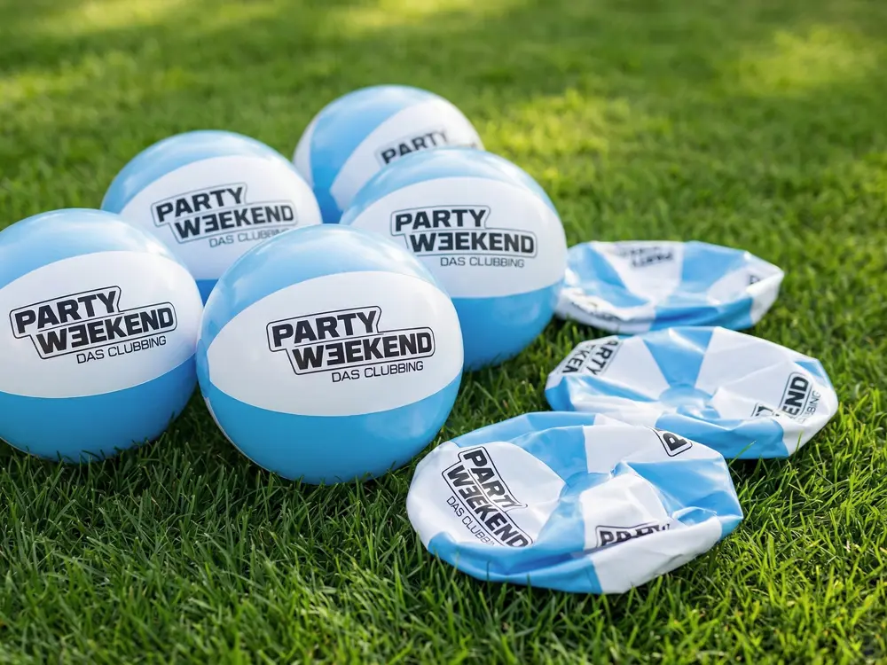 Kompakte Wasserbälle mit 23cm Durchmesser in verschiedenen Farbkombination mit individuellem Logo-Druck.