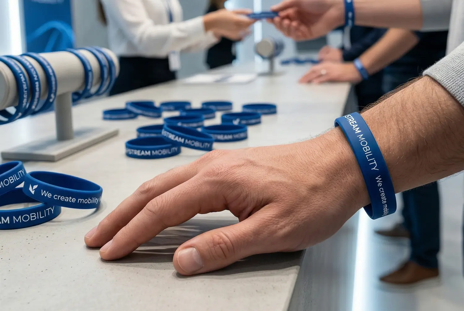 Produktion von bedruckten Silikonarmbändern für Upstream Mobility: Umsetzung von Event-Zutrittssystemen durch die Agentur infinite.