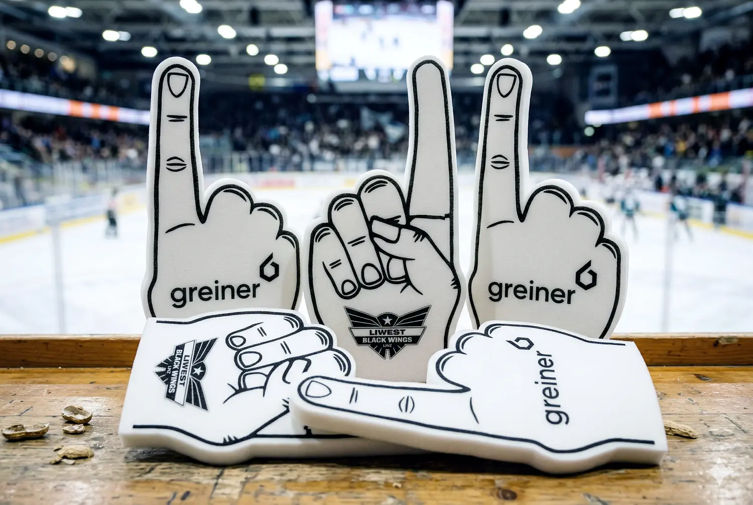 Produktion von bedruckten Foam Hands und Fan-Artikeln für die Greiner AG und die LIWEST Black Wings: Realisierung von Event-Merchandising durch die Agentur infinite.