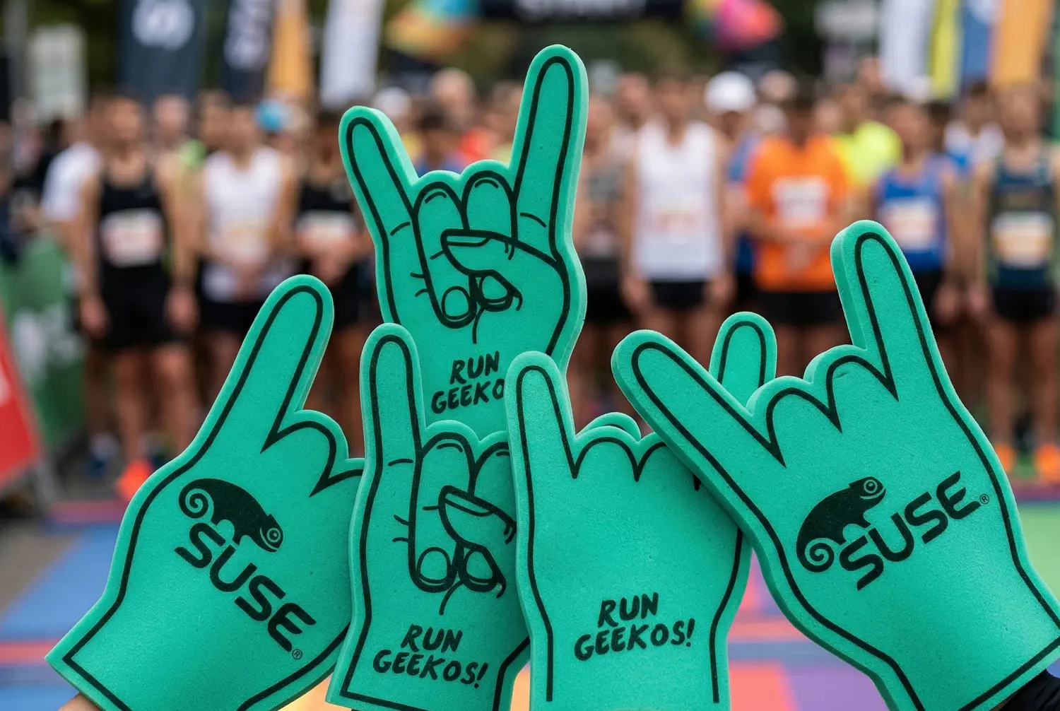 Produktion von bedruckten Foam Hands und Event-Werbemitteln für SUSE Software Solutions: Individuelles Merchandising durch die Agentur infinite..