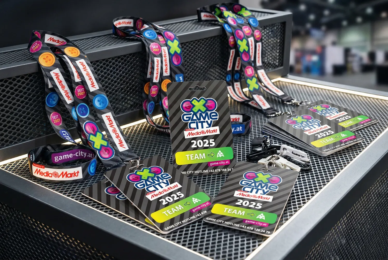 Produktion von Event-Merchandising und Ausstattungs-Assets für die GAME CITY in Wien: Umsetzung von Lanyards und Werbemitteln durch die Agentur infinite.