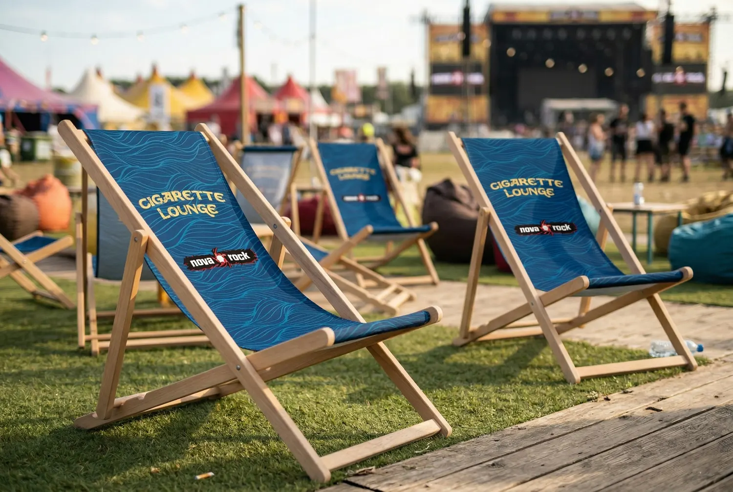 Produktion von individuell bedruckten Liegestühlen für das Nova Rock und Frequency Festival: Event-Ausstattung für Barracuda Music durch die Agentur infinite.