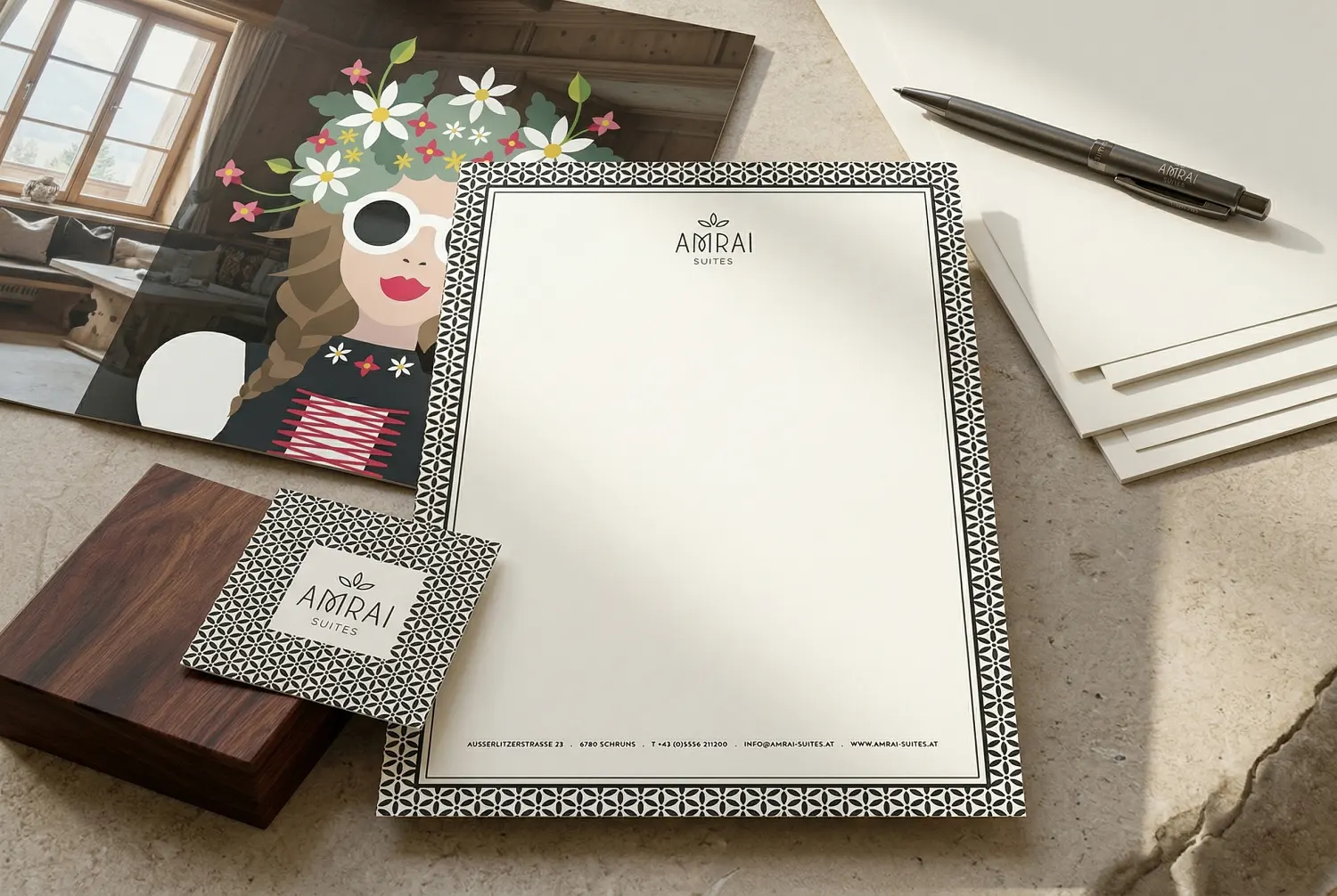 Realisierung hochwertiger Geschäftsdrucksorten für die Amrai Suites in Vorarlberg: Druck von Visitenkarten, Briefpapier und Firmenstempeln durch die Agentur infinite.