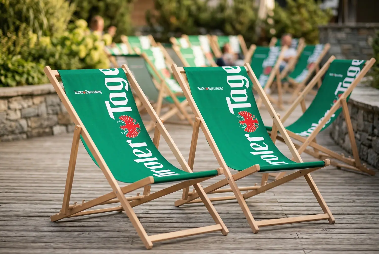 Produktion von individuell bedruckten Liegestühlen für die Tiroler Tageszeitung: Großauflage für Event-Marketing und Brand-Promotion durch die Agentur infinite..
