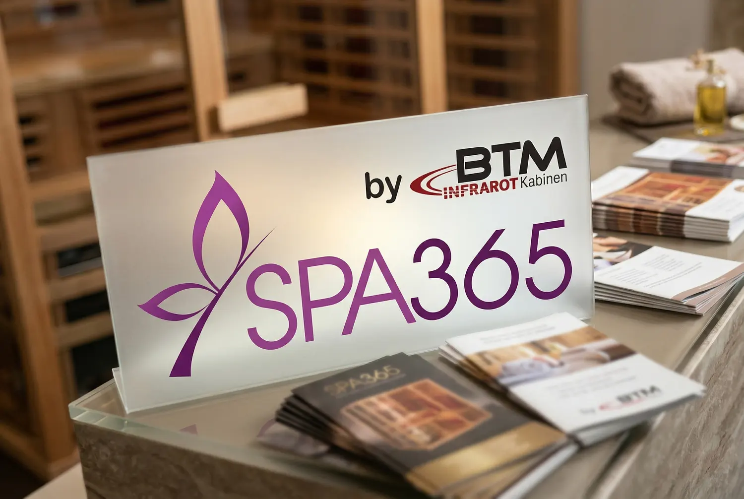 Hochwertige Produktkataloge und Werbeunterlagen für BTM Infrarotkabinen und SPA365: Gestaltung und Druck von Geschäftsdrucksorten durch die Agentur infinite.