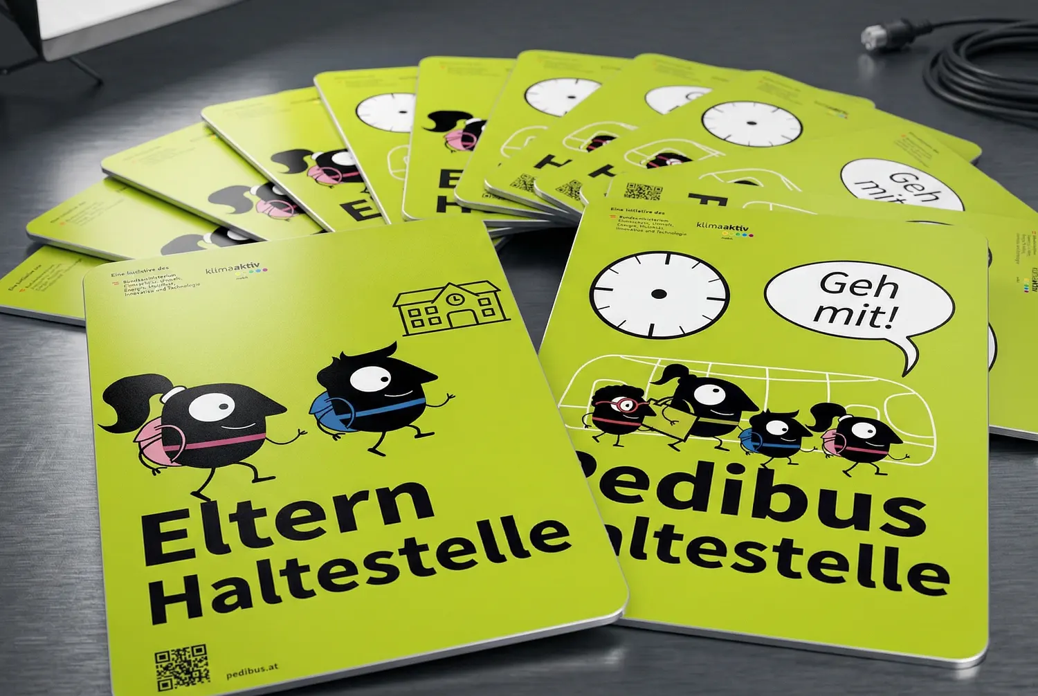 Produktion von robusten Werbeschildern für die Pedibus-Aktion des Klimabündnis Österreich: Werbetechnik-Umsetzung durch die Agentur infinite.